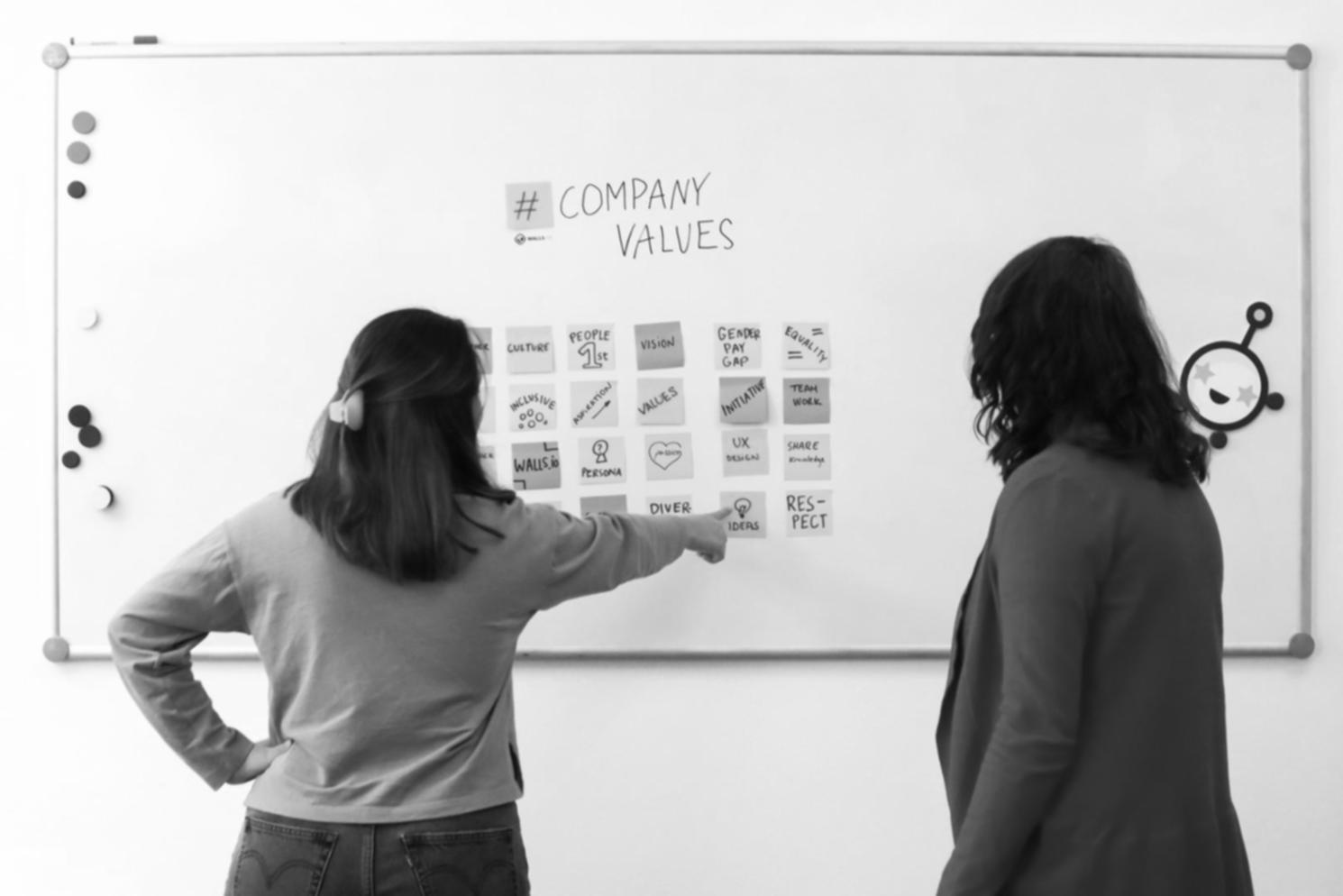 Estudiantes aprendiendo planificación financiera personal